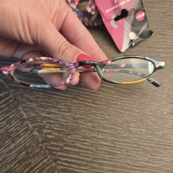 Vintage Floral Patterned Reading Glasses with Matching Case +2.50 - Picture 5 of 7